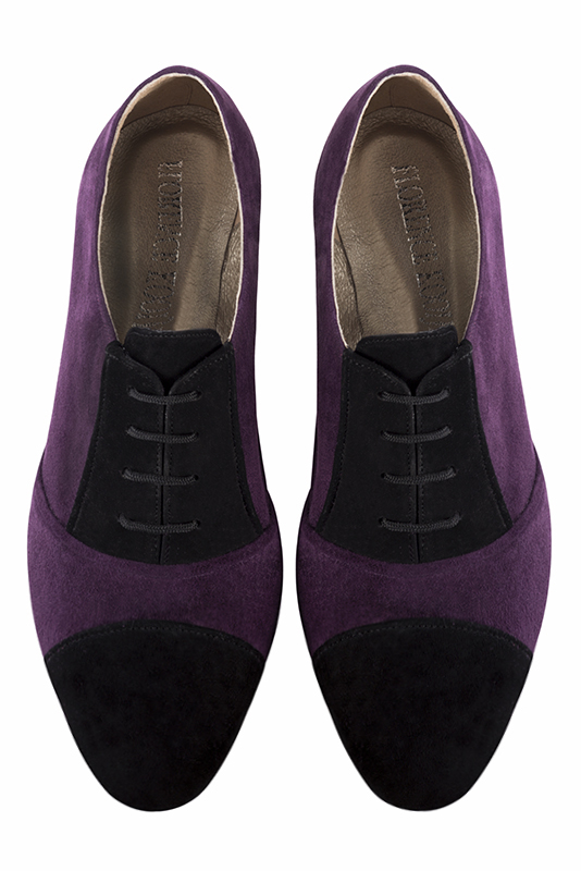 Chaussure femme à lacets : Derby élégant et raffiné couleur noir mat et violet améthyste. Bout rond. Talon haut trotteur. Vue du dessus - Florence KOOIJMAN
