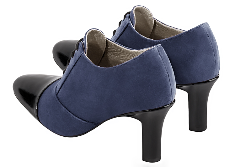 Derby, Richelieu élégant et raffiné, coloris noir brillant et bleu indigo. Bout rond. Haut. Talon trotteur. Personnalisation : Choix des cuirs, des couleurs et des talons. Petites et grandes pointures. - Florence KOOIJMAN