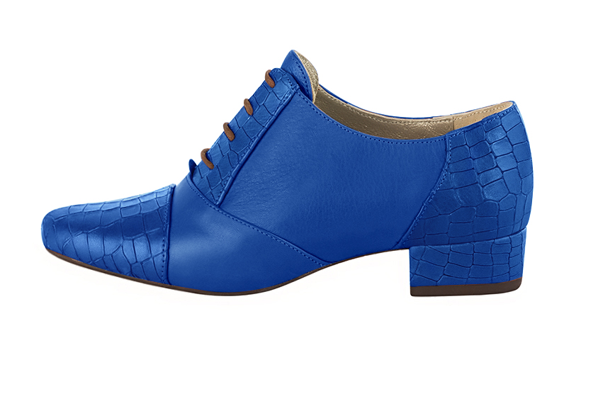 Chaussure femme à lacets : Derby élégant et raffiné couleur bleu électrique. Bout rond. Petit talon bottier. Vue de profil - Florence KOOIJMAN