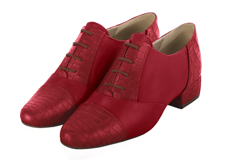 Chaussure femme à lacets : Derby élégant et raffiné couleur rouge carmin. Bout rond. Petit talon bottier Vue avant - Florence KOOIJMAN