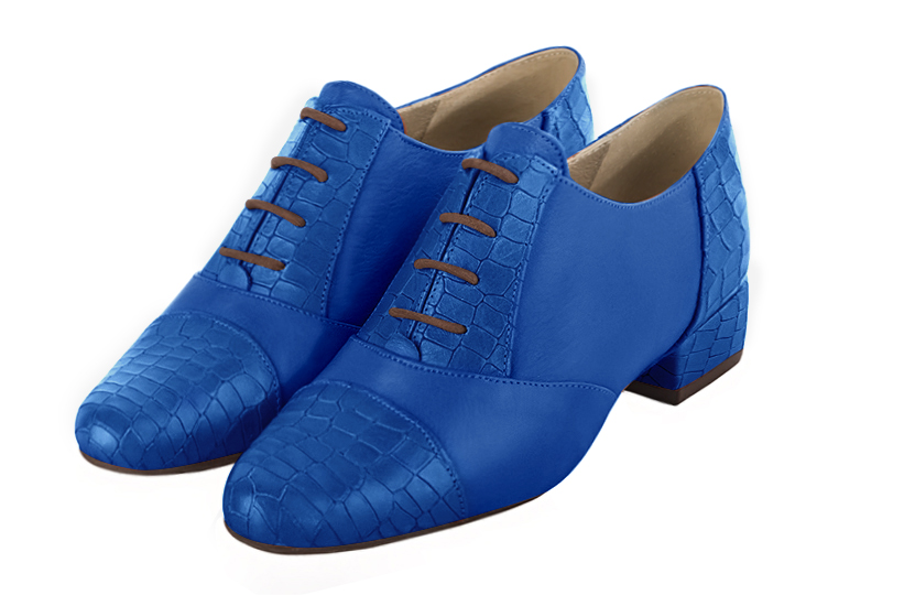 Chaussure femme à lacets : Derby élégant et raffiné couleur bleu électrique. Bout rond. Petit talon bottier Vue avant - Florence KOOIJMAN