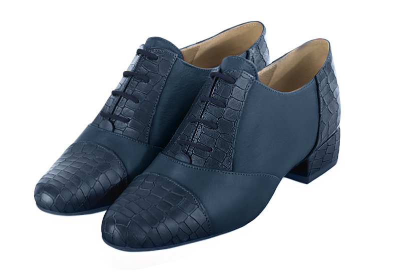 Chaussure femme à lacets : Derby élégant et raffiné couleur bleu denim. Bout rond. Petit talon bottier Vue avant - Florence KOOIJMAN