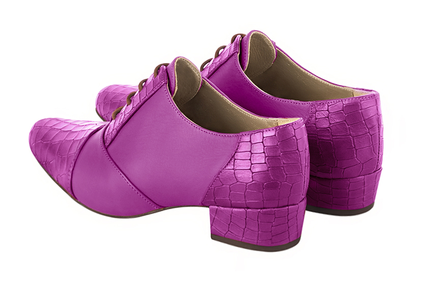 Chaussure femme à lacets : Derby élégant et raffiné couleur violet mauve. Bout rond. Petit talon bottier. Vue arrière - Florence KOOIJMAN