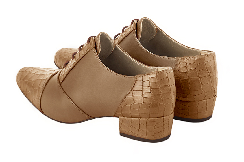 Chaussure femme à lacets : Derby élégant et raffiné couleur beige camel. Bout rond. Petit talon bottier. Vue arrière - Florence KOOIJMAN