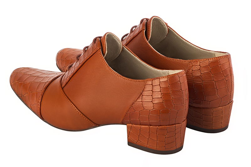 Chaussure femme à lacets : Derby élégant et raffiné couleur orange corail. Bout rond. Petit talon bottier. Vue arrière - Florence KOOIJMAN