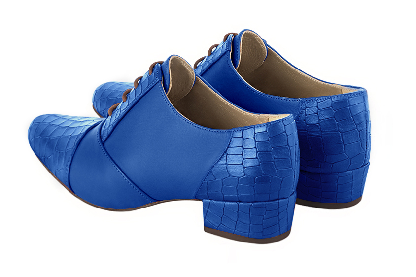 Chaussure femme à lacets : Derby élégant et raffiné couleur bleu électrique. Bout rond. Petit talon bottier. Vue arrière - Florence KOOIJMAN