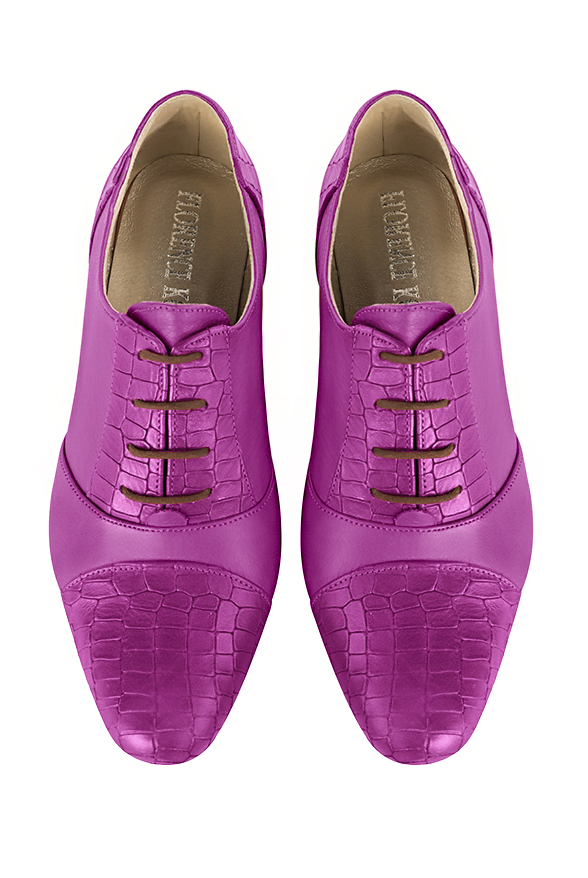 Chaussure femme à lacets : Derby élégant et raffiné couleur violet mauve. Bout rond. Petit talon bottier. Vue du dessus - Florence KOOIJMAN