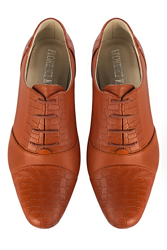 Chaussure femme à lacets : Derby élégant et raffiné couleur orange corail. Bout rond. Petit talon bottier. Vue du dessus - Florence KOOIJMAN