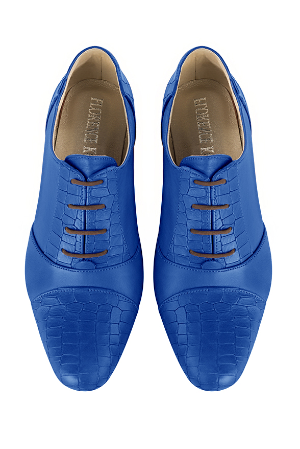 Chaussure femme à lacets : Derby élégant et raffiné couleur bleu électrique. Bout rond. Petit talon bottier. Vue du dessus - Florence KOOIJMAN