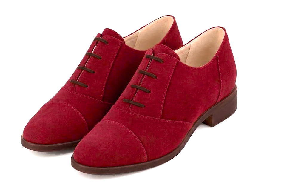 Derbies essentiels pour femme en cuir rouge cerise avec bout rond et semelle crantée en gomme - Vue avant