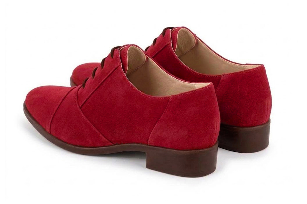 Derbies essentiels pour femme en cuir rouge cerise avec bout rond et semelle crantée en gomme - Vue arrière