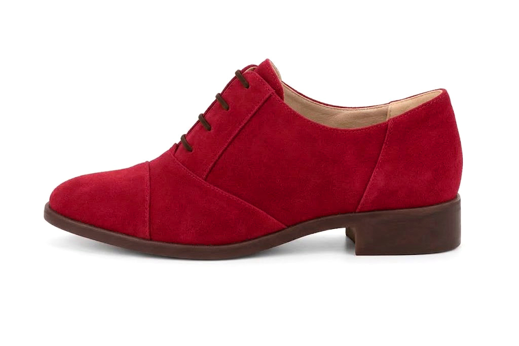 Derbies essentiels pour femme en cuir rouge cerise avec bout rond et semelle crantée en gomme - Vue de profil