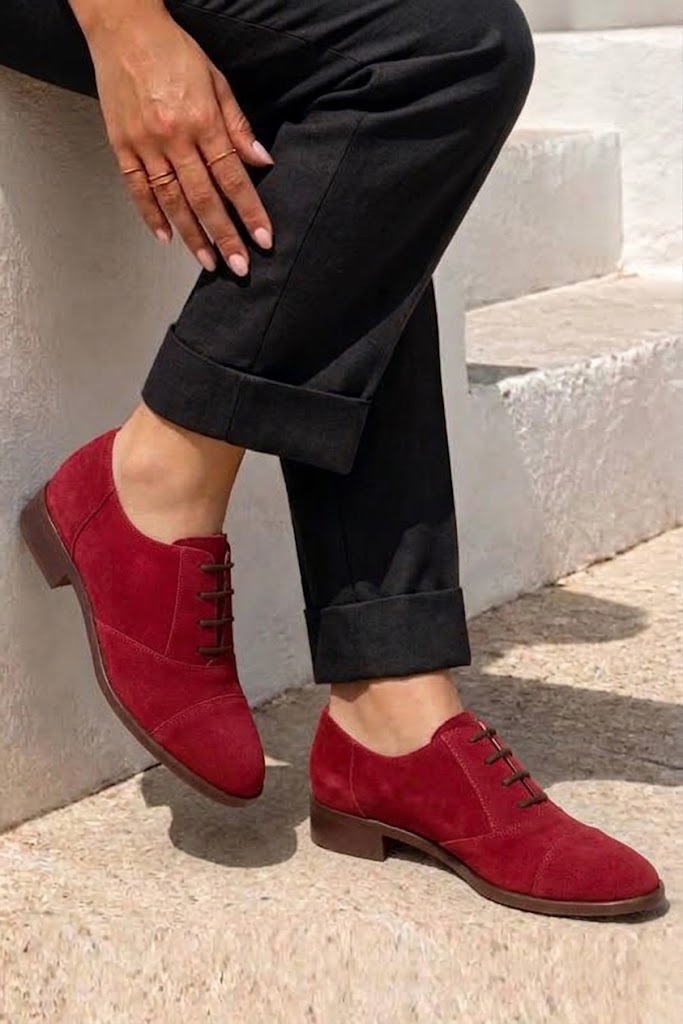 Derbies essentiels pour femme en cuir rouge cerise avec bout rond et semelle crantée en gomme - Vue porté