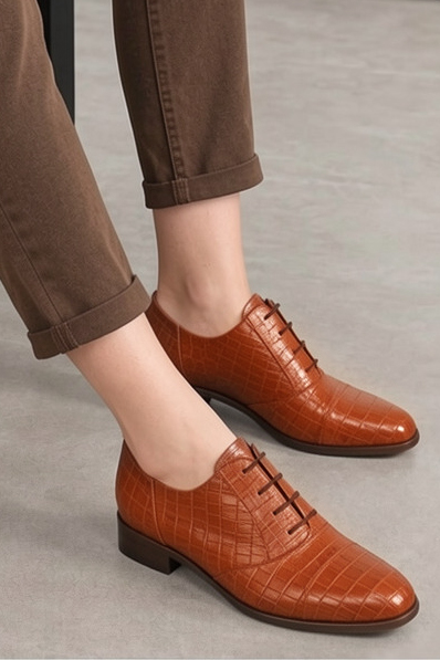 Derbies essentiels pour femme en cuir terracotta avec bout rond et semelle crantée en gomme - Vue porté