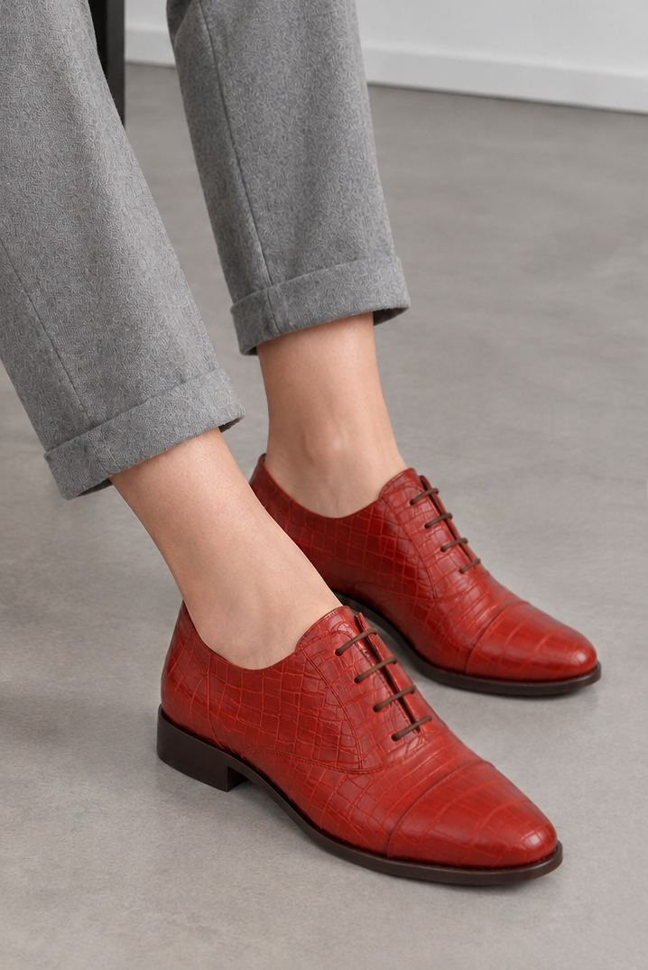 Derbies essentiels pour femme en cuir rouge avec bout rond et semelle crantée en gomme - Vue porté