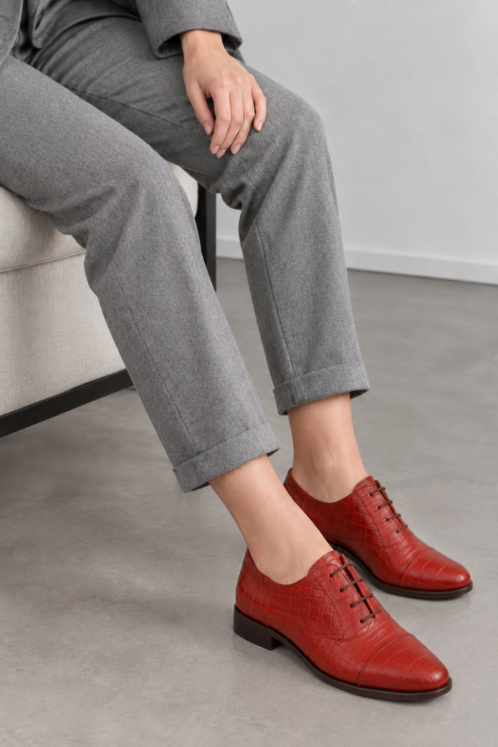 Derbies essentiels pour femme en cuir rouge avec bout rond et semelle crantée en gomme - Vue du dessus