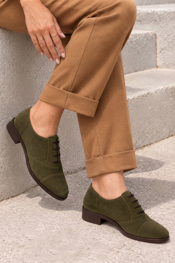 Derbies essentiels pour femme en cuir kaki avec bout rond et semelle crantée en gomme - Vue porté
