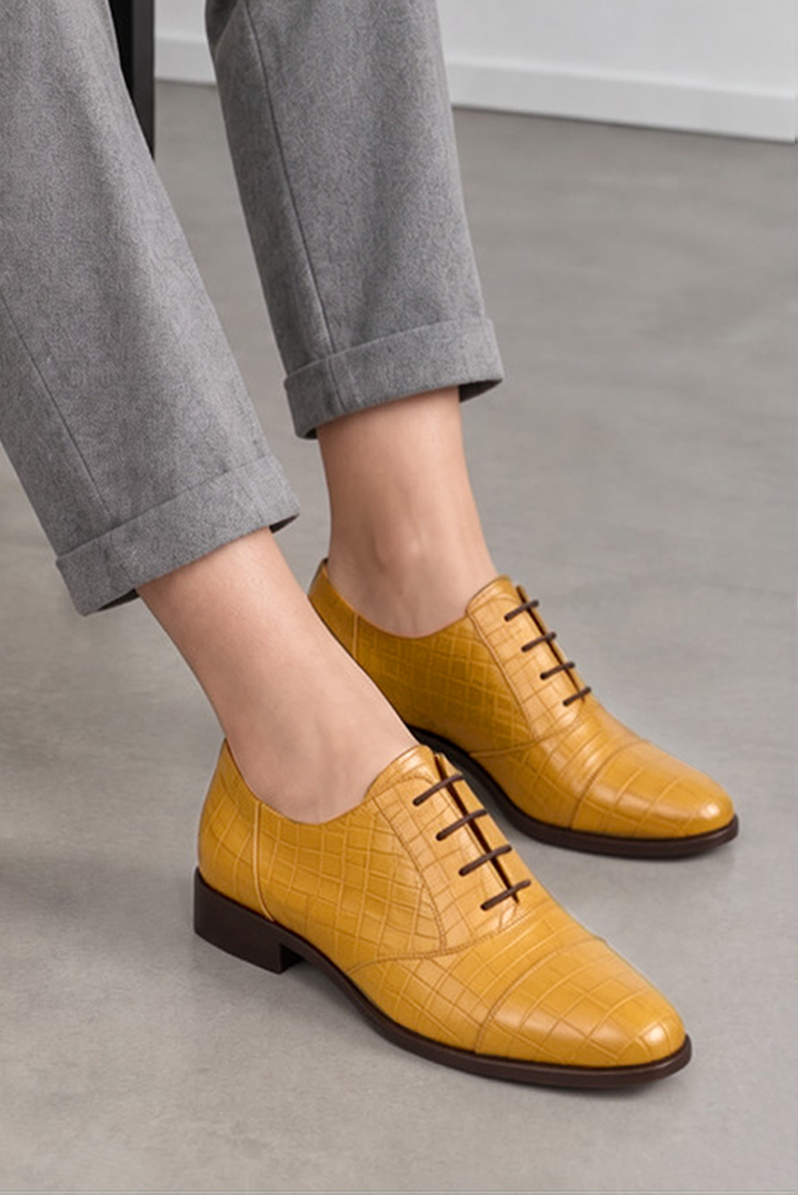 Derbies essentiels pour femme en cuir jaune moutarde avec bout rond et semelle crantée en gomme - Vue porté