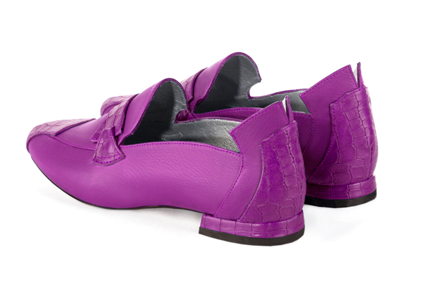 Mocassin femme : Mocassin original couleur violet mauve. Bout rond. Talon plat bottier. Vue arrière - Florence KOOIJMAN