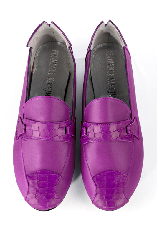 Mocassin femme : Mocassin original couleur violet mauve. Bout rond. Talon plat bottier. Vue du dessus - Florence KOOIJMAN