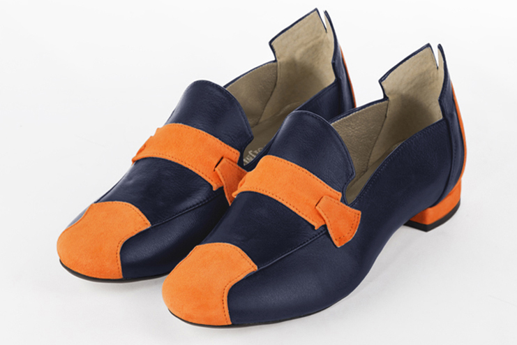 Chaussure femme mocassin : Mocassin femme sophistiqué couleur orange abricot et bleu marine. Talon plat. Talon bottier. Bout rond - Florence KOOIJMAN