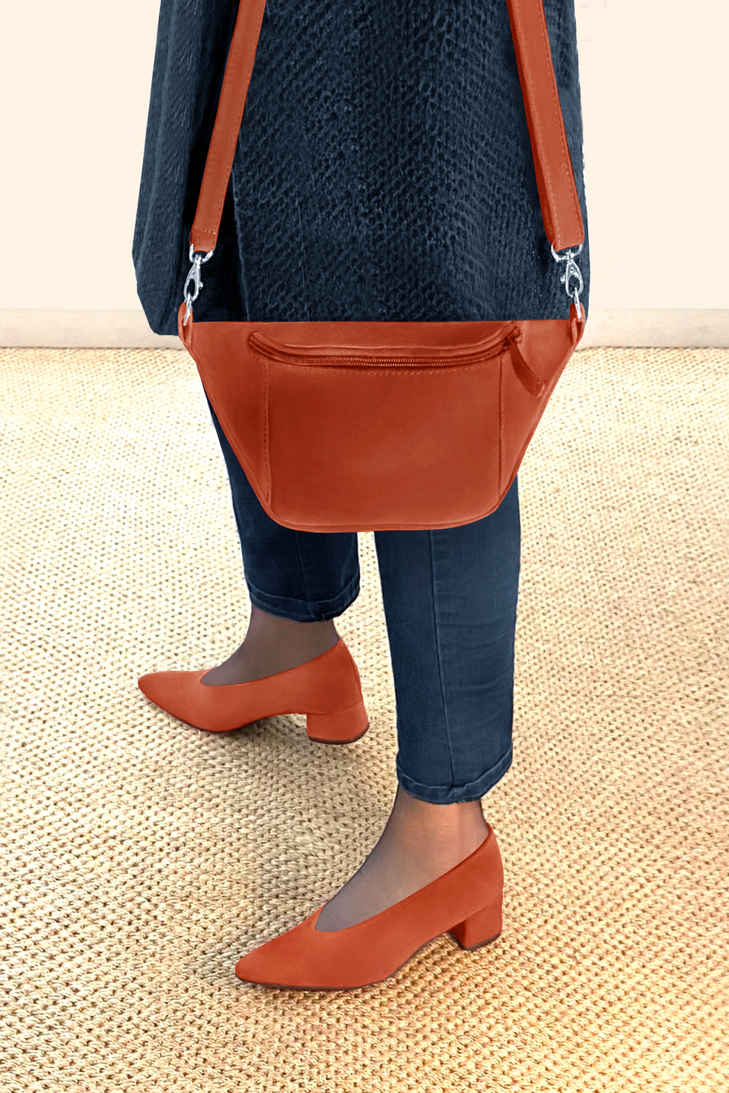 Escarpin : Escarpin classique décolleté rond couleur orange corail. Bout effilé. Petit talon évasé. Vue du dessus - Florence KOOIJMAN