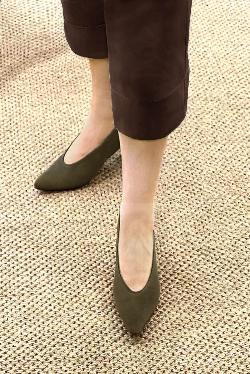 Escarpin : Escarpin classique décolleté rond couleur vert kaki. Bout effilé. Talon mi-haut virgule. Vue porté - Florence KOOIJMAN