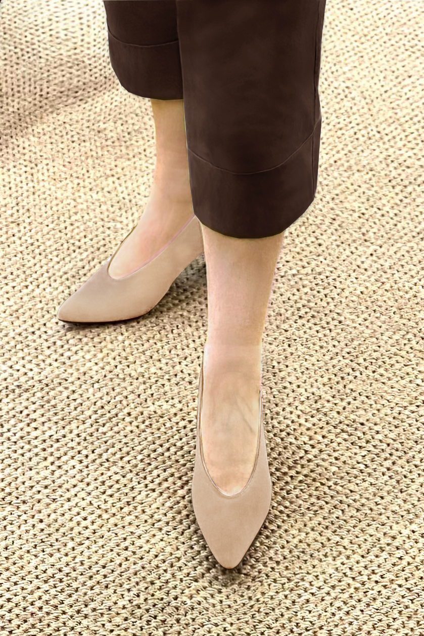 Escarpin : Escarpin classique décolleté rond couleur beige sahara. Bout effilé. Talon mi-haut virgule. Vue porté - Florence KOOIJMAN