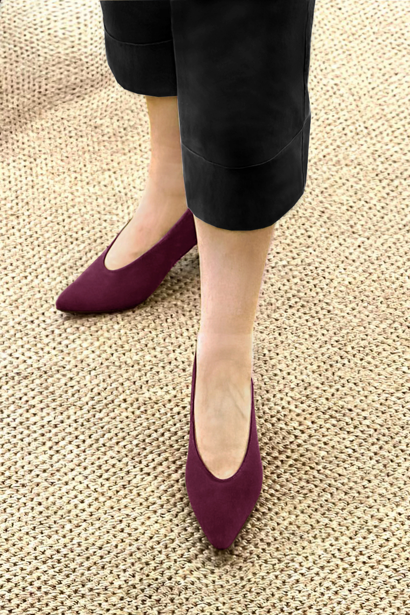 Escarpin : Escarpin classique décolleté rond couleur rouge aubergine. Bout effilé. Talon mi-haut virgule. Vue porté - Florence KOOIJMAN