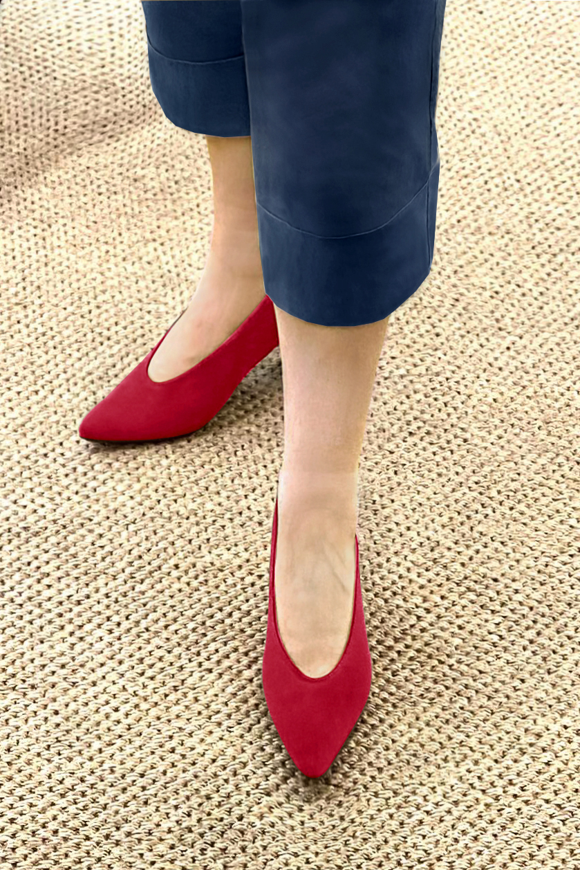Escarpin : Escarpin classique décolleté rond couleur rouge carmin. Bout effilé. Talon mi-haut évasé. Vue porté - Florence KOOIJMAN