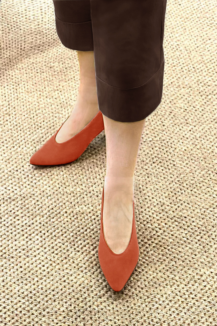 Escarpin : Escarpin classique décolleté rond couleur orange corail. Bout effilé. Petit talon évasé. Vue porté - Florence KOOIJMAN