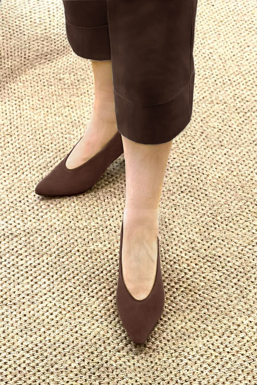 Escarpin : Escarpin classique décolleté rond couleur marron ébène. Bout effilé. Talon mi-haut évasé. Vue porté - Florence KOOIJMAN