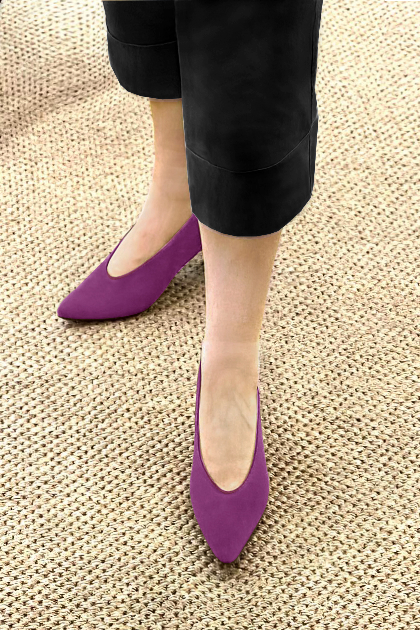 Escarpin : Escarpin classique décolleté rond couleur violet myrtille. Bout effilé. Petit talon évasé. Vue porté - Florence KOOIJMAN