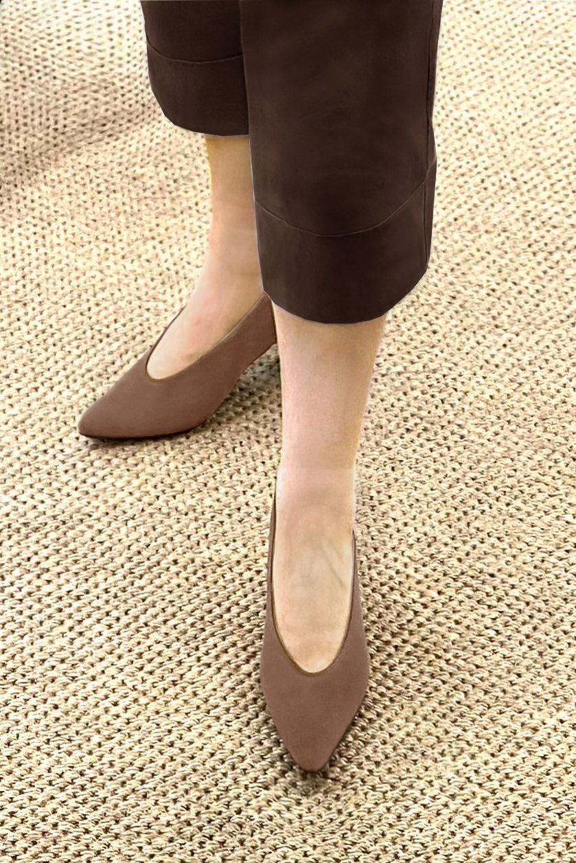 Escarpin : Escarpin classique décolleté rond couleur marron chocolat. Bout effilé. Talon mi-haut évasé. Vue porté - Florence KOOIJMAN