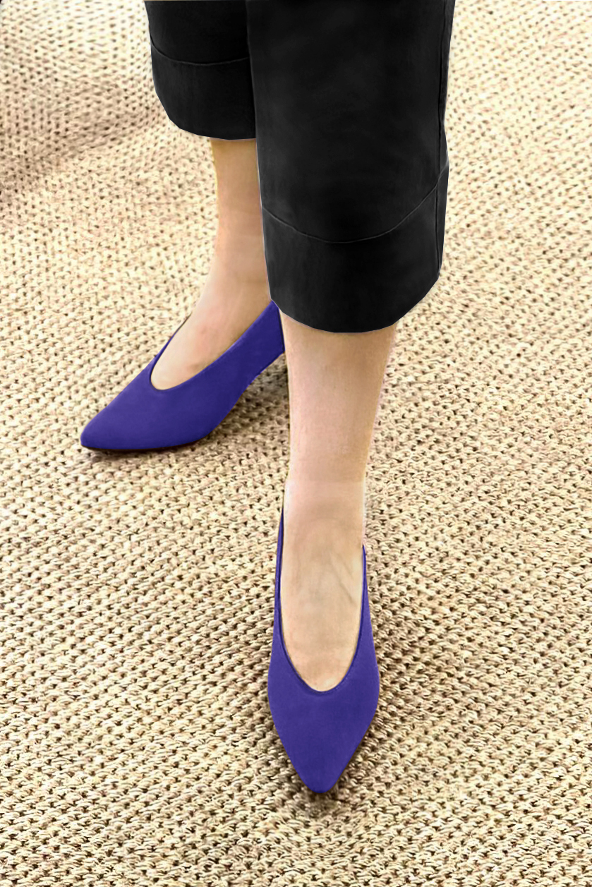 Escarpin : Escarpin classique décolleté rond couleur violet outremer. Bout effilé. Talon mi-haut évasé. Vue porté - Florence KOOIJMAN