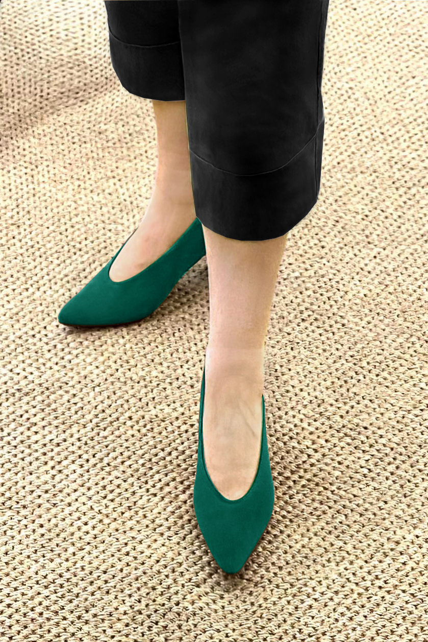 Escarpin : Escarpin classique décolleté rond couleur vert bouteille. Bout effilé. Petit talon évasé. Vue porté - Florence KOOIJMAN