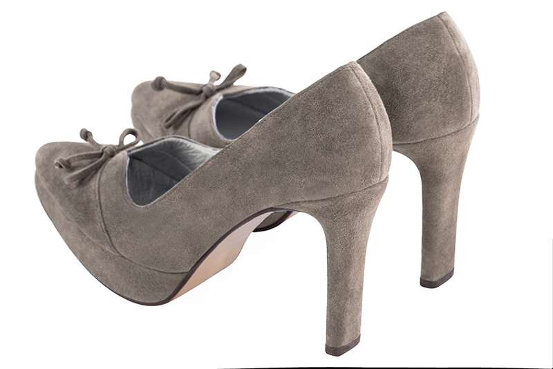 Escarpin :  couleur marron taupe. Bout effilé. Talon très haut fin. Plateforme à l'avant. Vue arrière - Florence KOOIJMAN