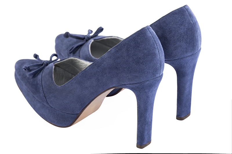Escarpin :  couleur bleu indigo. Bout effilé. Talon très haut fin. Plateforme à l'avant. Vue arrière - Florence KOOIJMAN
