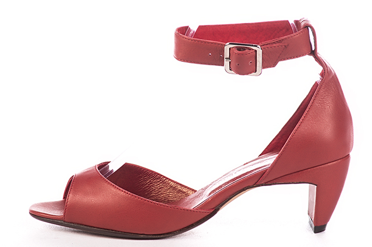 Sandale femme : Sandale soirées et cérémonies couleur rouge coquelicot. Bout rond. Talon mi-haut virgule. Vue de profil - Florence KOOIJMAN