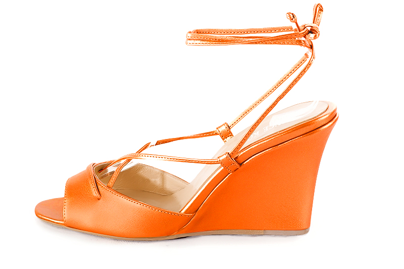 Sandale femme : Sandale soirées et cérémonies couleur orange abricot. Bout rond. Talon haut compensé. Vue de profil - Florence KOOIJMAN