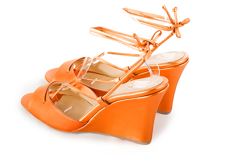 Sandale femme : Sandale soirées et cérémonies couleur orange abricot. Bout rond. Talon haut compensé. Vue arrière - Florence KOOIJMAN
