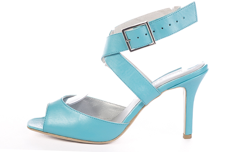 Sandales habillées, élégantes et raffinées, ouvertes à l'arrière, avec des brides croisées, coloris bleu turquoise. Bout rond. Haut. Talon fin. Cérémonie, soirée, cocktail, évènementiel. Personnalisation : Choix des cuirs, 
                des couleurs et des talons. Petites et grandes pointures. - Florence KOOIJMAN
