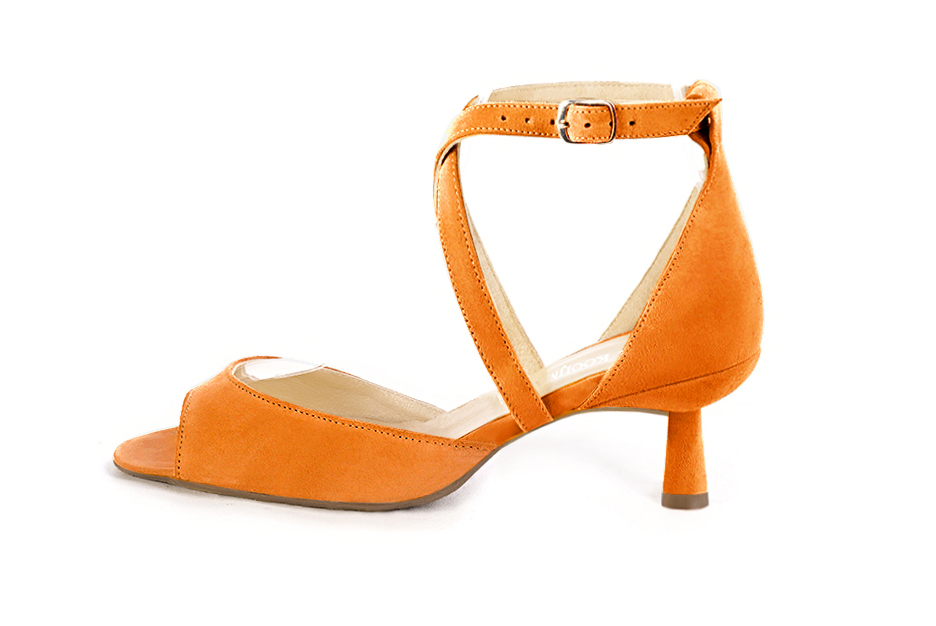 Sandales femme brides croisées fermées à l'arrière orange abricot. Bout carré. Talon bobine de 6 cm - Vue de profil