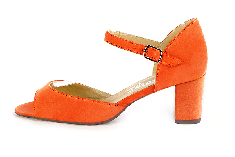 Sandale femme : Sandale soirées et cérémonies couleur orange clémentine. Bout carré. Talon mi-haut bottier. Vue de profil - Florence KOOIJMAN