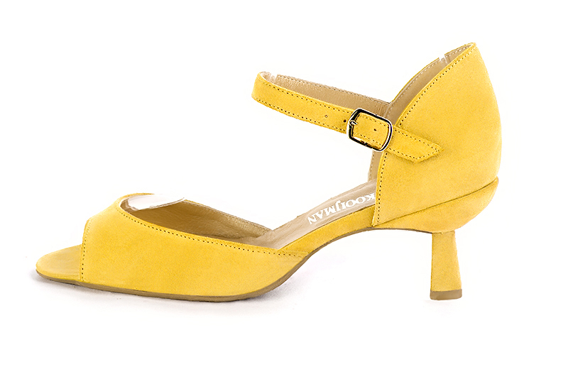 Sandale femme : Sandale soirées et cérémonies couleur jaune soleil. Bout carré. Talon mi-haut bobine. Vue de profil - Florence KOOIJMAN