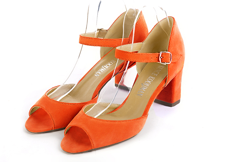 Sandale femme : Sandale soirées et cérémonies couleur orange clémentine. Bout carré. Talon mi-haut bottier Vue avant - Florence KOOIJMAN