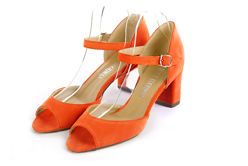 Sandales élégantes et raffinées pour soirées et cérémonies, coloris orange clémentine. Bout carré. Mi-haut à haut. Talon bottier. Cérémonie, soirée, cocktail, évènementiel. Personnalisation : Choix des cuirs, 
                des couleurs et des talons. Petites et grandes pointures. - Florence KOOIJMAN