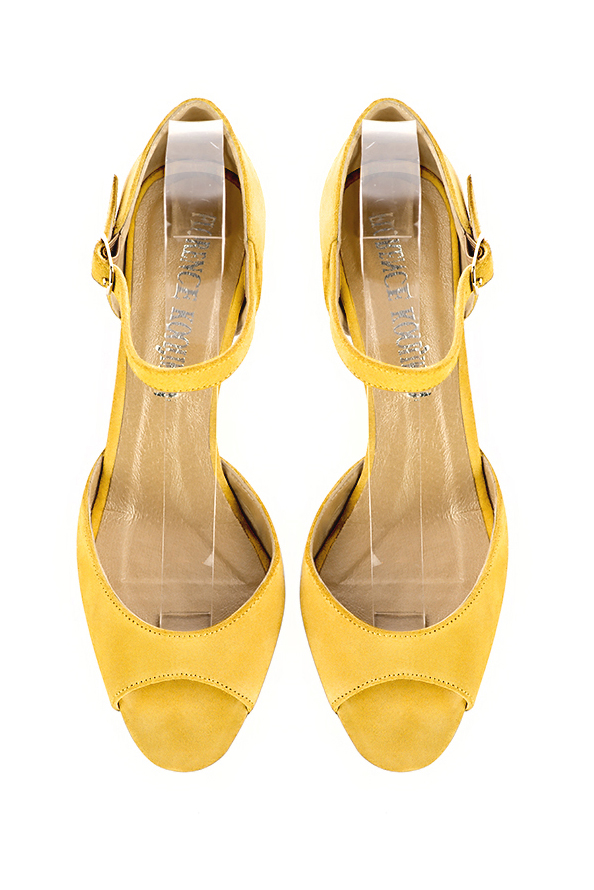 Sandales femme bride cou-de-pied jaune. Bout carré. Talon bobine de 6 cm - Vue du dessus