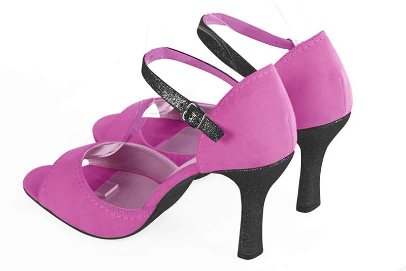 Sandales habillées, élégantes et raffinées, fermées à l'arrière, avec une bride sur le cou-de-pied, coloris rose pivoine et noir brillant. Bout rond. Très haut. Talon bobine. Cérémonie, soirée, cocktail, évènementiel. Personnalisation : Choix des cuirs, 
                des couleurs et des talons. Petites et grandes pointures. - Florence KOOIJMAN
