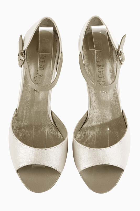 Sandales habillées, élégantes et raffinées, fermées à l'arrière, avec une bride sur le cou-de-pied, coloris or doré et blanc cassé. Bout rond. Très haut. Talon bobine. Cérémonie, soirée, cocktail, évènementiel. Personnalisation : Choix des cuirs, 
                des couleurs et des talons. Petites et grandes pointures. - Florence KOOIJMAN